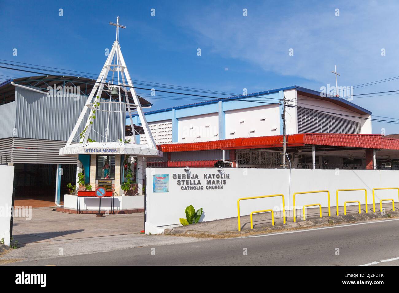 Kota Kinabalu, Malaisie - 17 mars 2019 : Eglise catholique Stella Maris, vue sur la rue par temps ensoleillé Banque D'Images