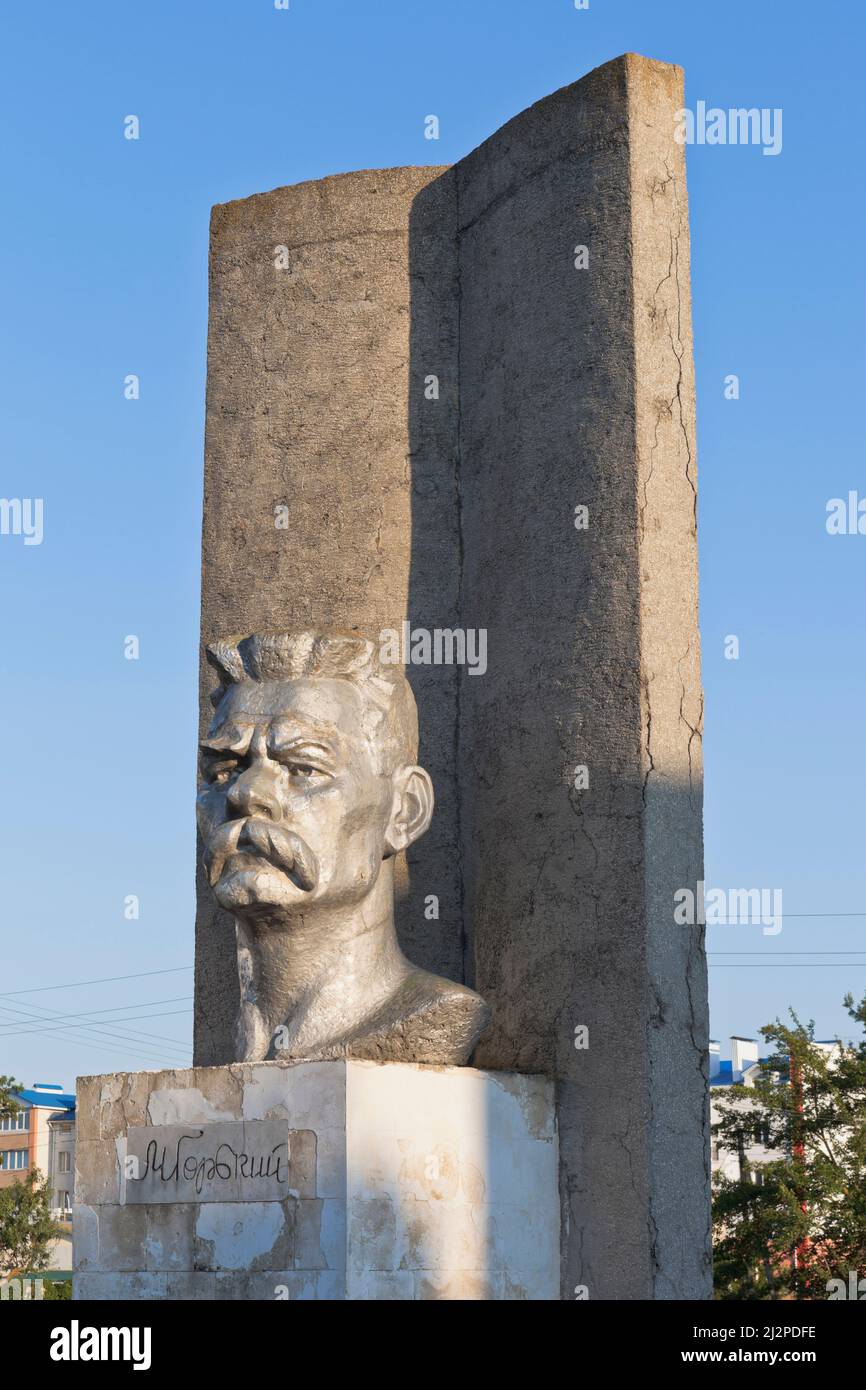 Uyutnoye, district de Saksky, Crimée, Russie - 23 juillet 2021 : monument à Maxim Gorky sur la rue Kirov dans le village d'Uyutnoye, Evpatoria, Crimée Banque D'Images
