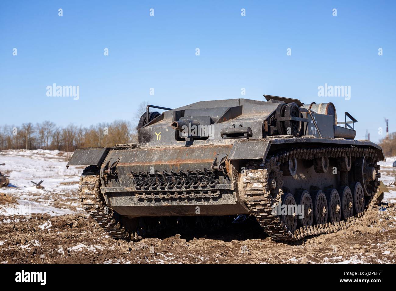 Saint-Pétersbourg, Russie - mars 2022 : arme d'assaut Sturmgeschutz III (StuG III) à la portée du char. Parc militaire atterrissage en acier à Krasnoye Selo Banque D'Images