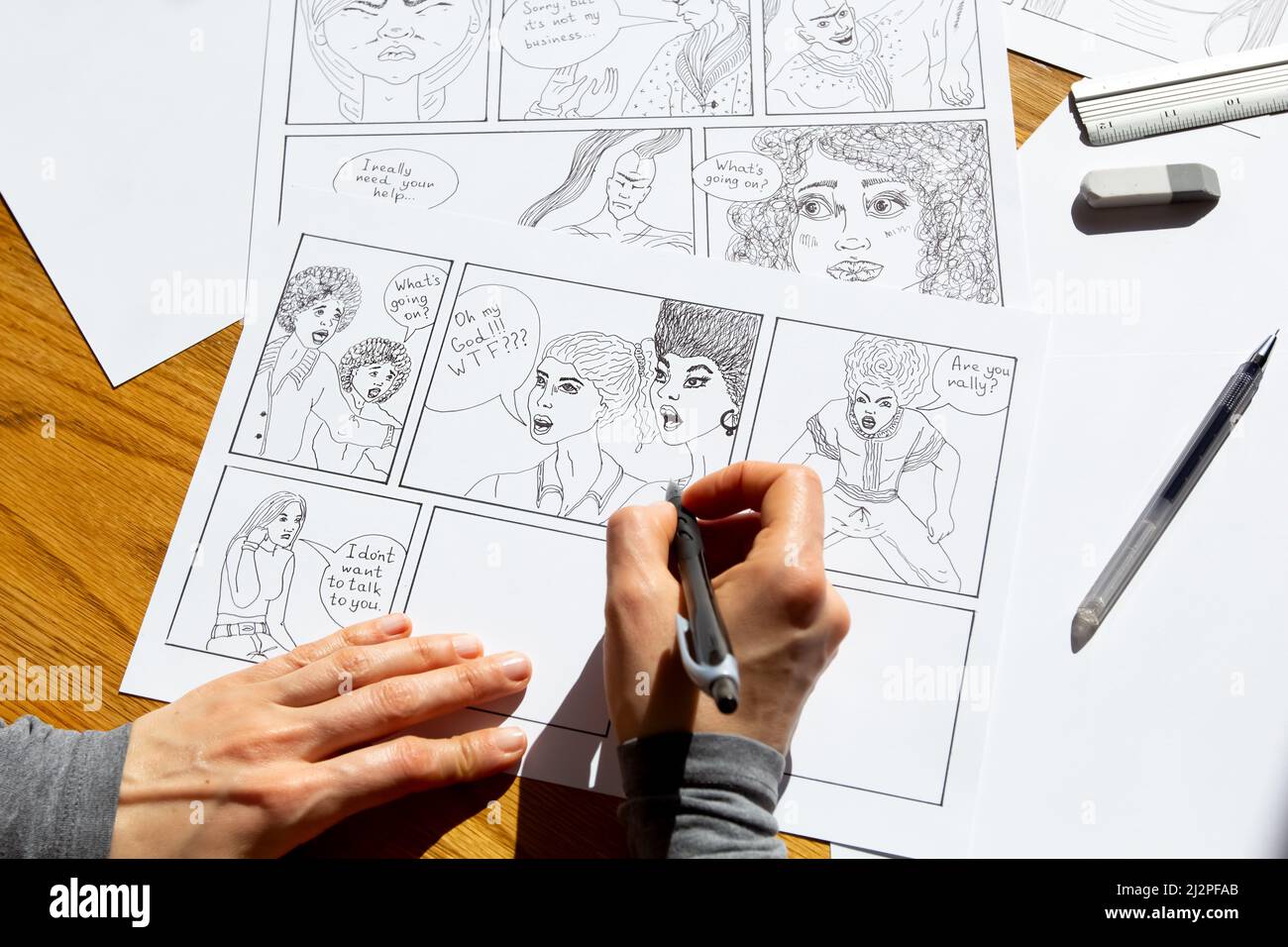 L'artiste dessine des cadres de personnages de bande dessinée. Un concepteur d'animateur crée un storyboard. Banque D'Images