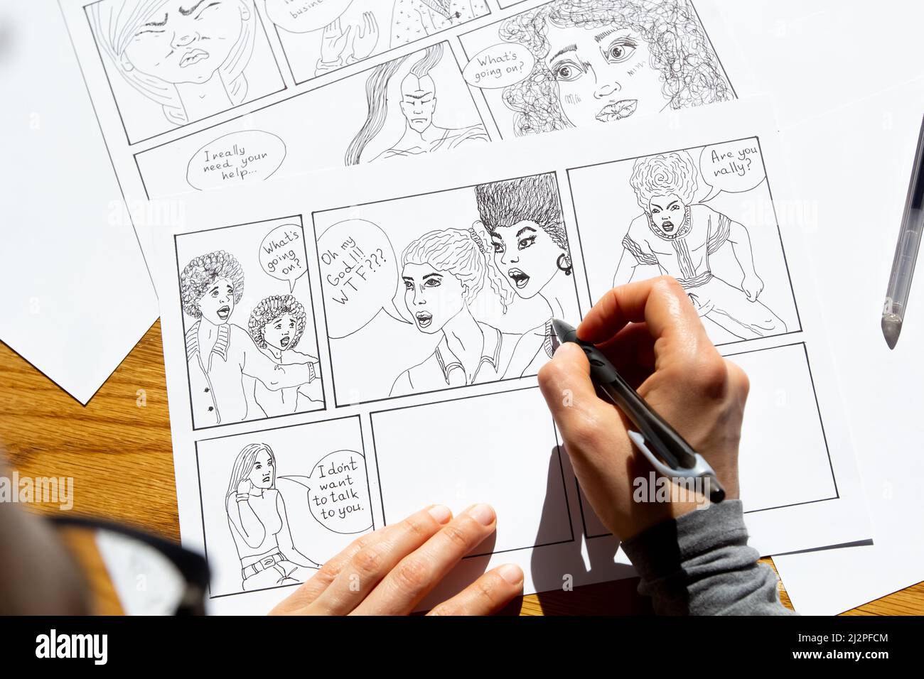 L'artiste dessine des cadres de personnages de bande dessinée. Un concepteur d'animateur crée un storyboard. Banque D'Images