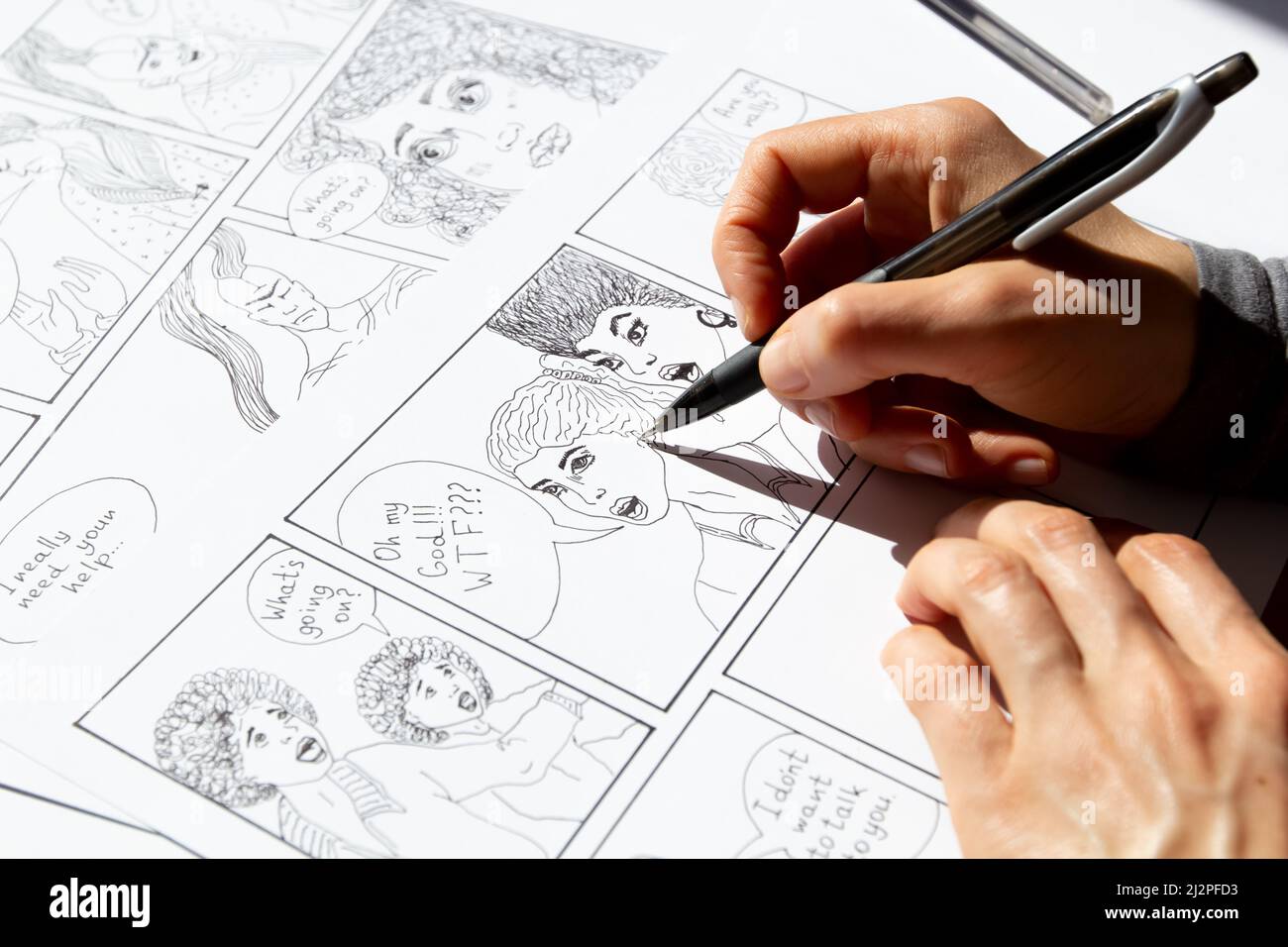 L'artiste dessine des cadres de personnages de bande dessinée. Un concepteur d'animateur crée un storyboard. Banque D'Images