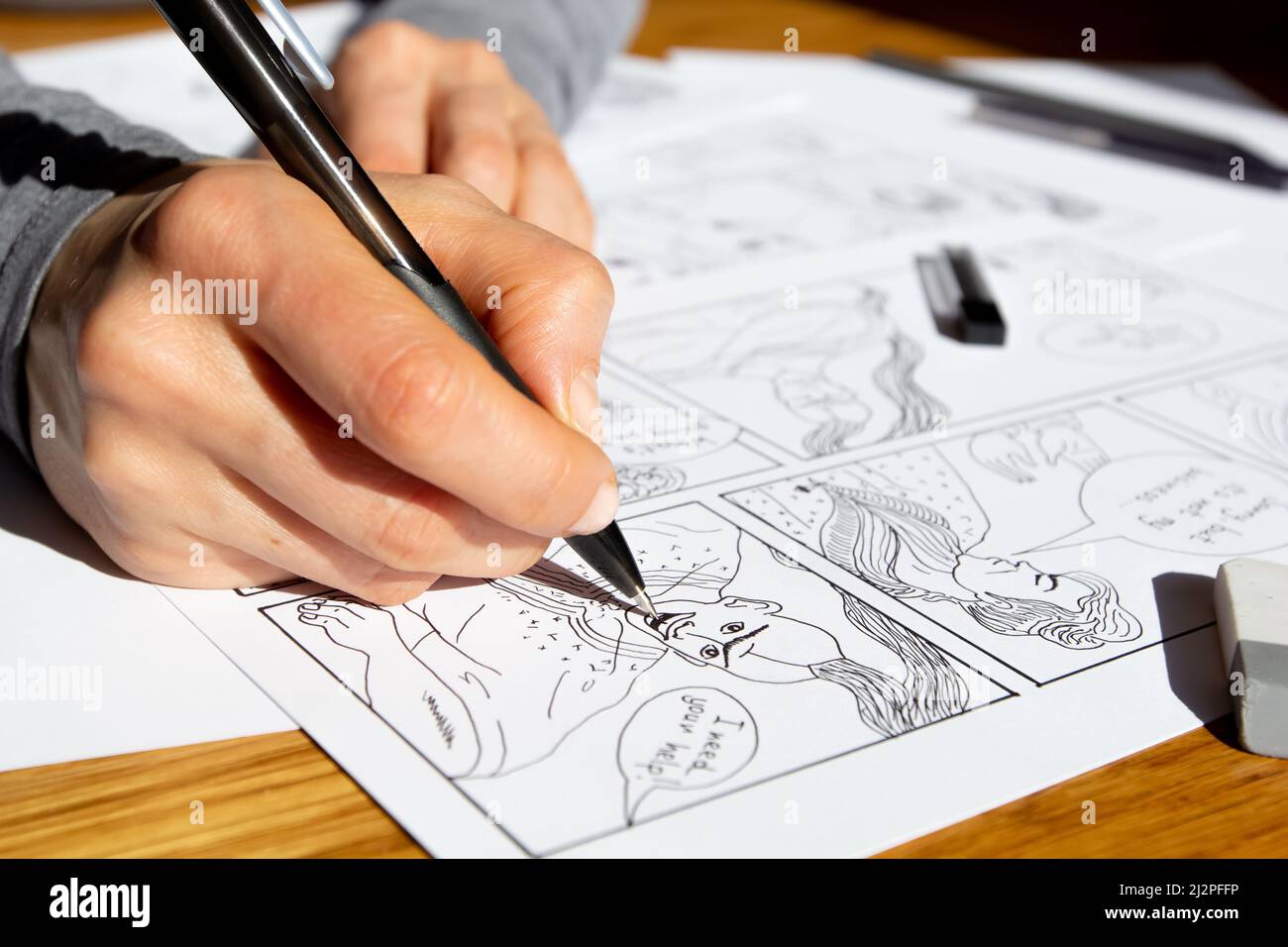 L'artiste dessine des cadres de personnages de bande dessinée. Un concepteur d'animateur crée un storyboard. Banque D'Images