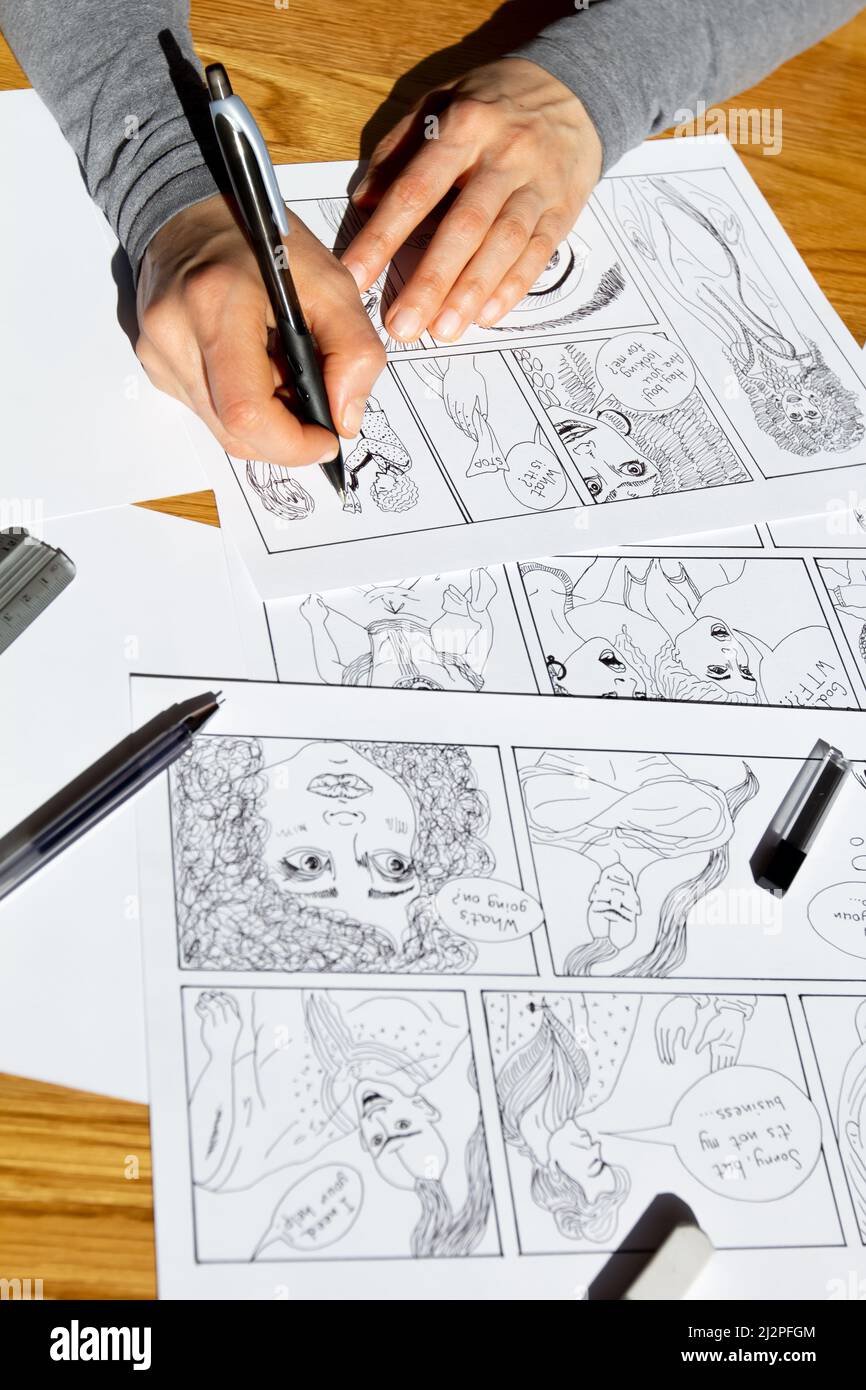 L'artiste dessine des cadres de personnages de bande dessinée. Un concepteur d'animateur crée un storyboard. Banque D'Images