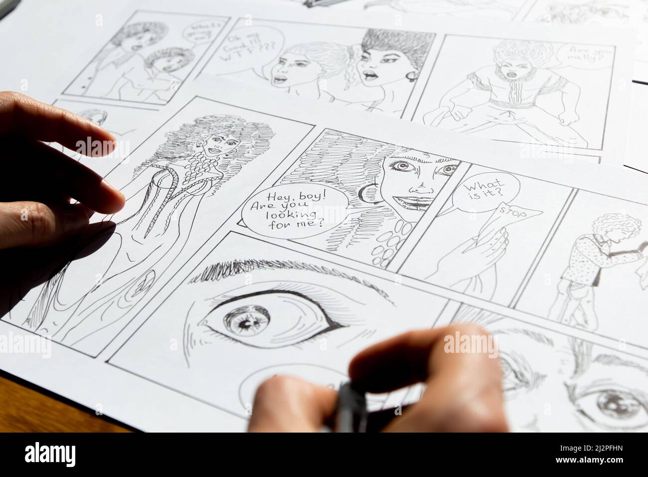 L'artiste dessine des cadres de personnages de bande dessinée. Un concepteur d'animateur crée un storyboard. Banque D'Images