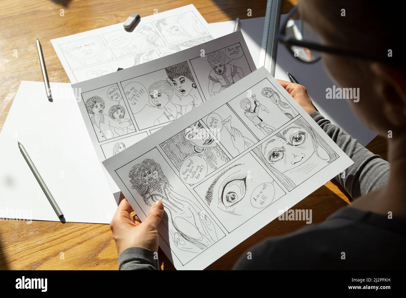 L'artiste dessine des cadres de personnages de bande dessinée. Un concepteur d'animateur crée un storyboard. Banque D'Images