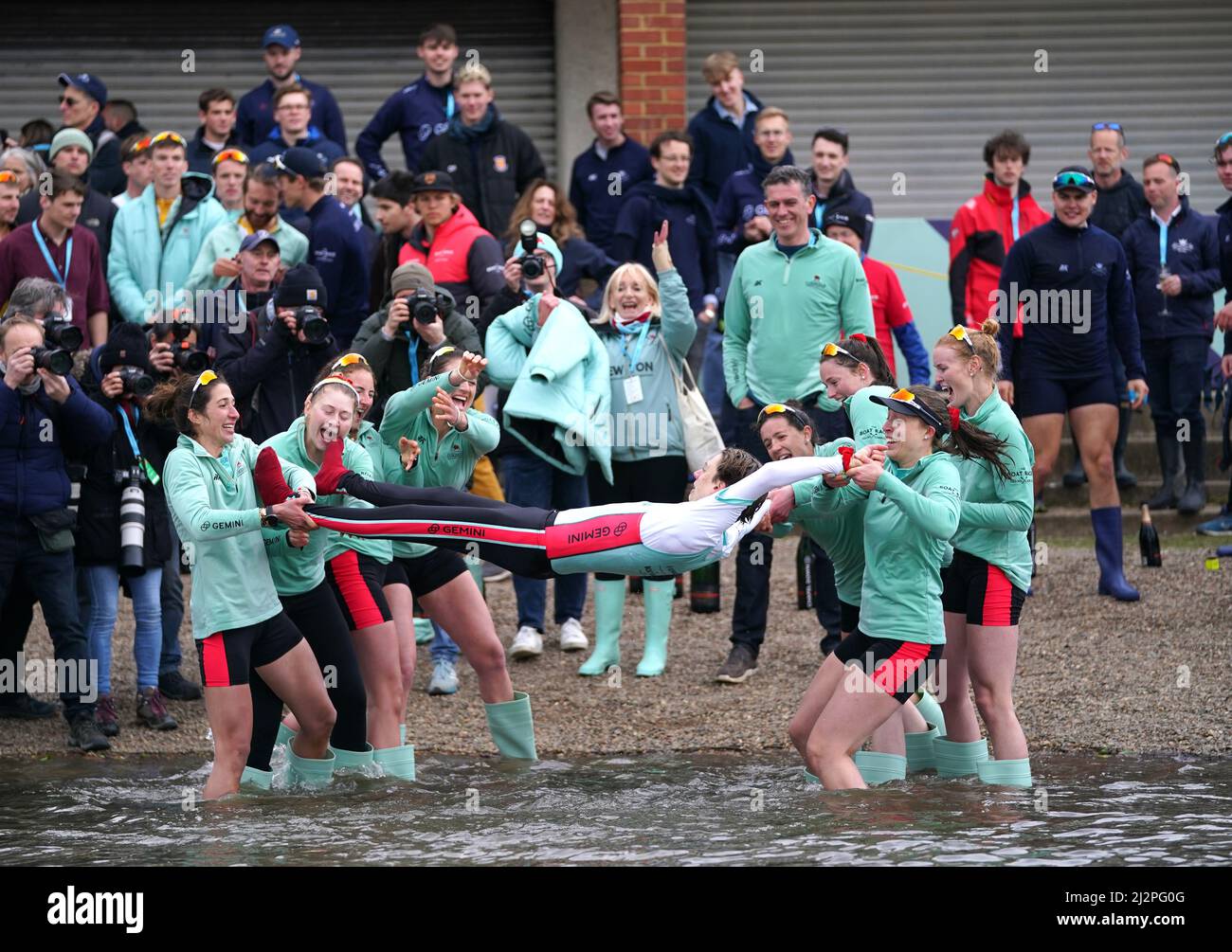 Cambridge jette cox Jasper Parish dans la rivière après la course de bateaux des femmes de 76th sur la Tamise, Londres. Date de la photo: Dimanche 3 avril 2022. Banque D'Images