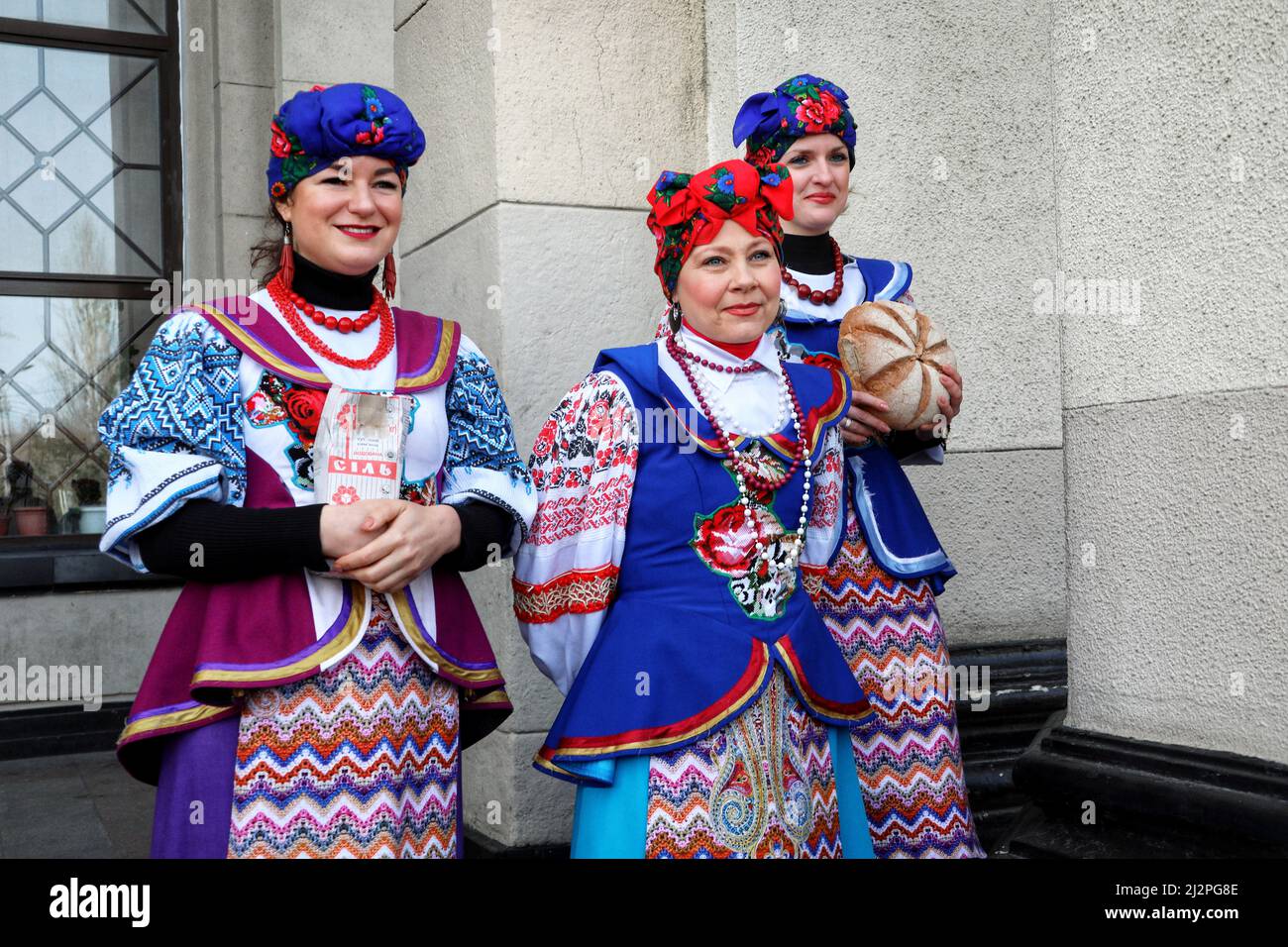 Non exclusif: ODESA, UKRAINE - 01 AVRIL 2022 - les actrices vêtues sont vues pendant le spectacle d'humour 'Javelina' en soutien aux forces armées d'Ukra Banque D'Images