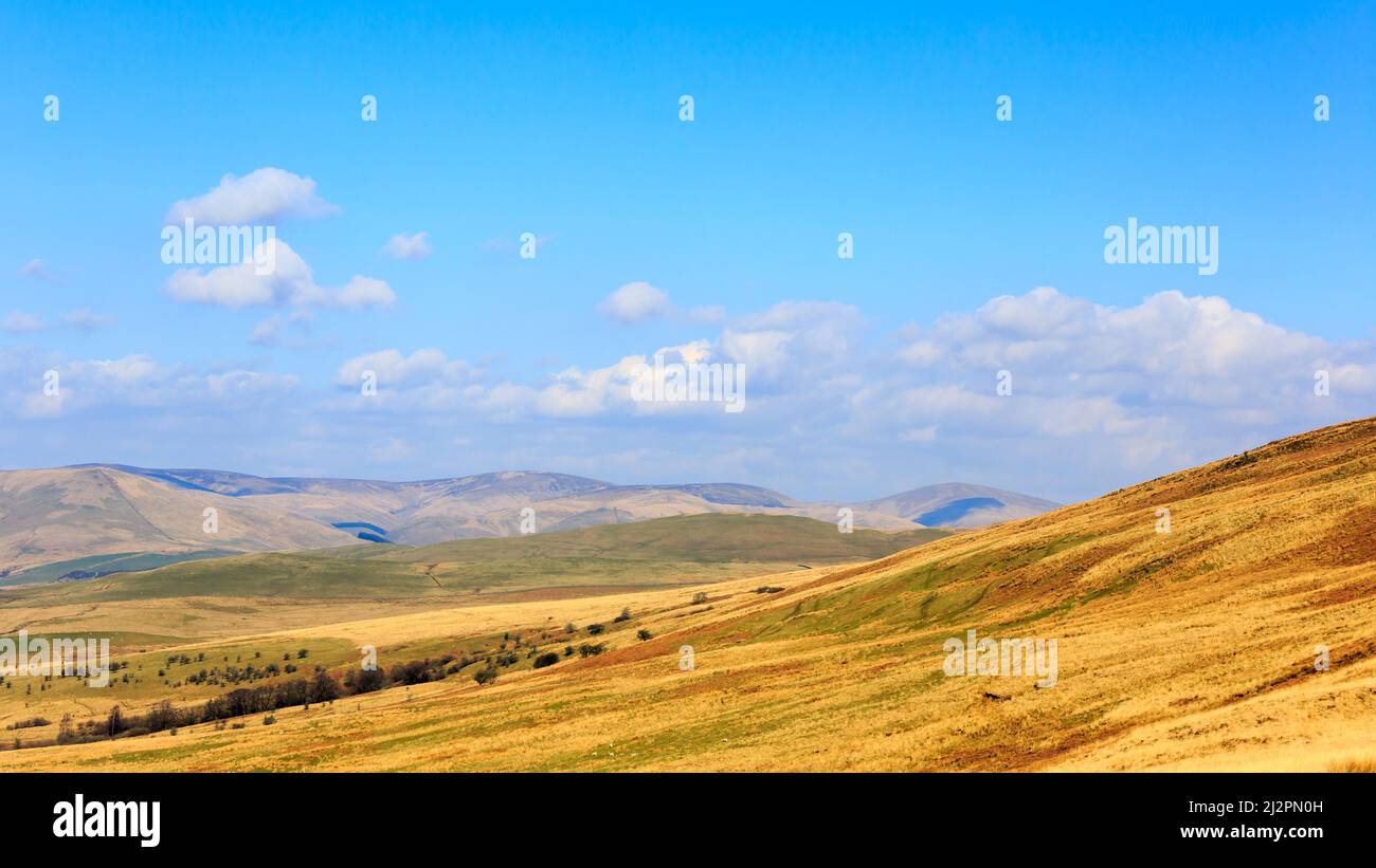 Vue printanière sur Langholm Moor, Écosse avec terres agricoles et collines lointaines Banque D'Images