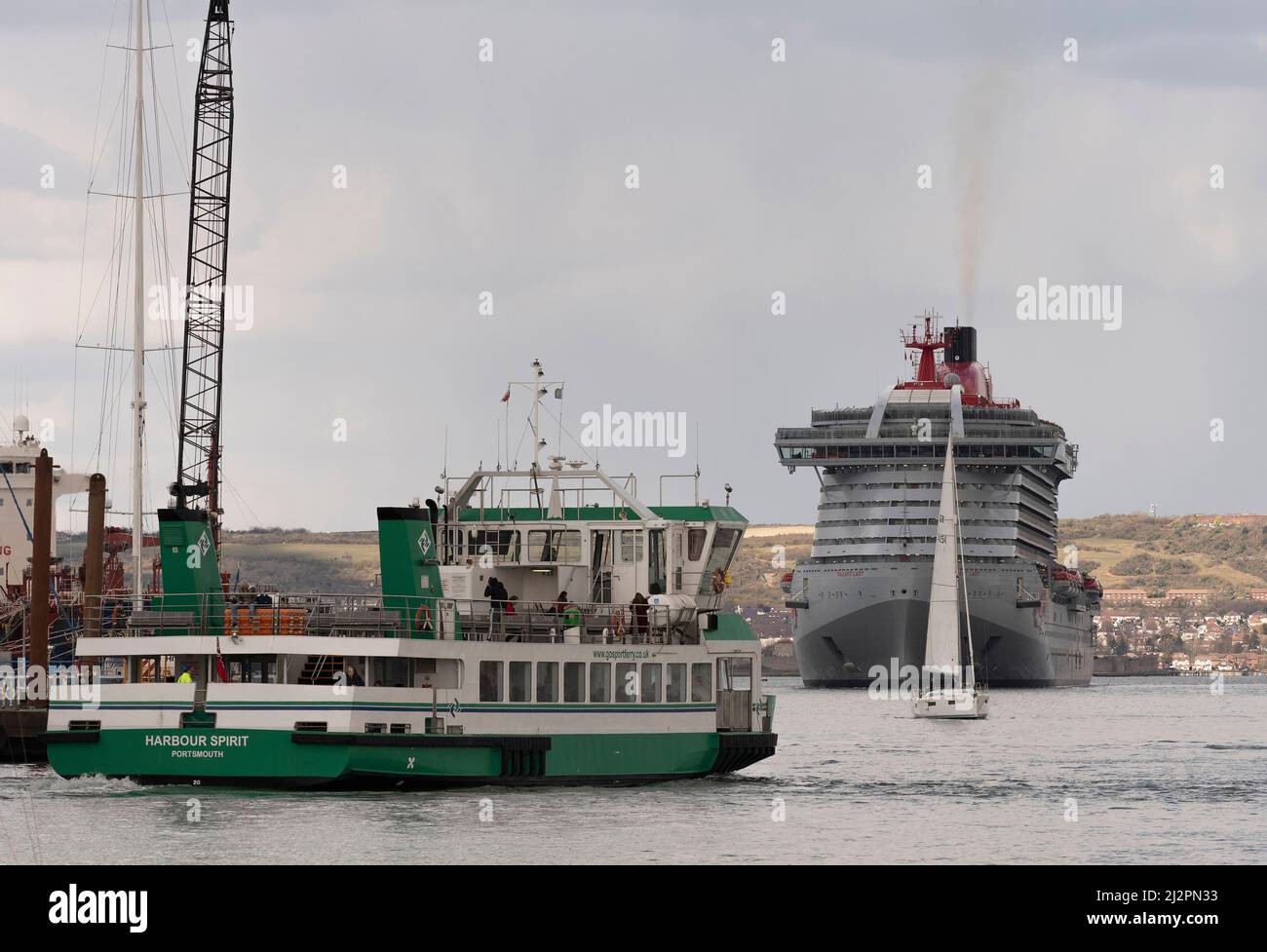 Portsmouth, Angleterre, Royaume-Uni. 2022. Harbour Spirit un ferry pour passagers Gosport et un bateau de croisière Valiant Lady a Virgin au départ du port de Portsmouth. Banque D'Images