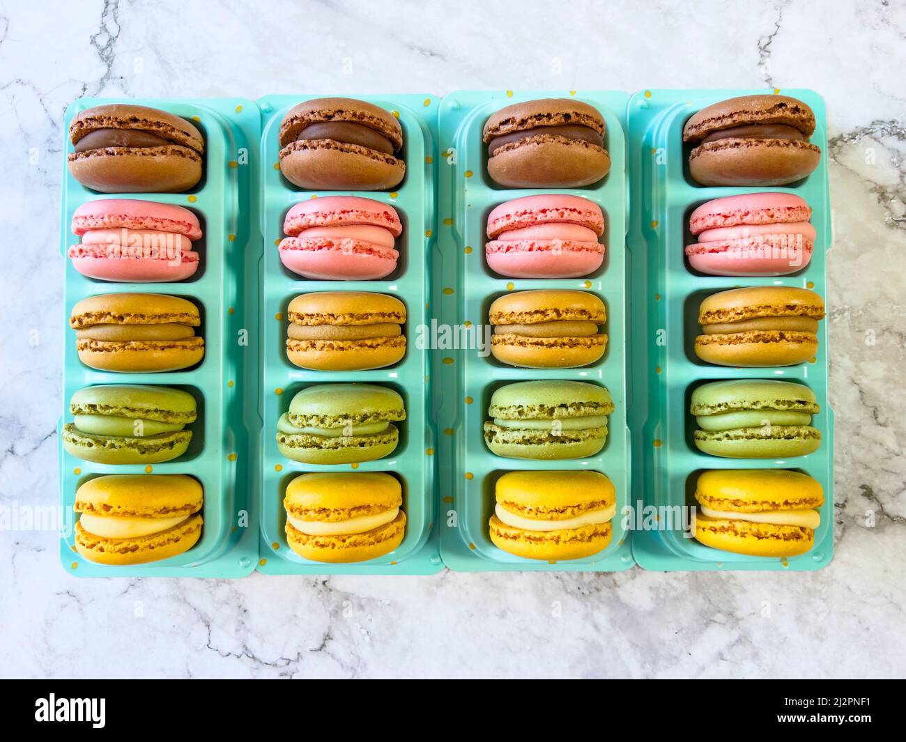 Macarons français colorés disposés en rangée Banque D'Images