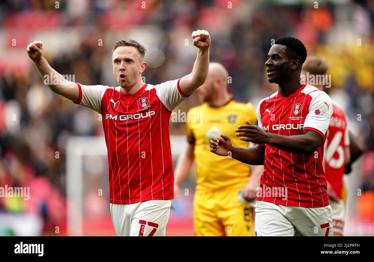 Shane Ferguson (à gauche) et Jordi Osei-Tutu de Rotherham United célèbrent la finale du Trophée Papa John's au stade Wembley, à Londres. Date de la photo: Dimanche 3 avril 2021. Banque D'Images