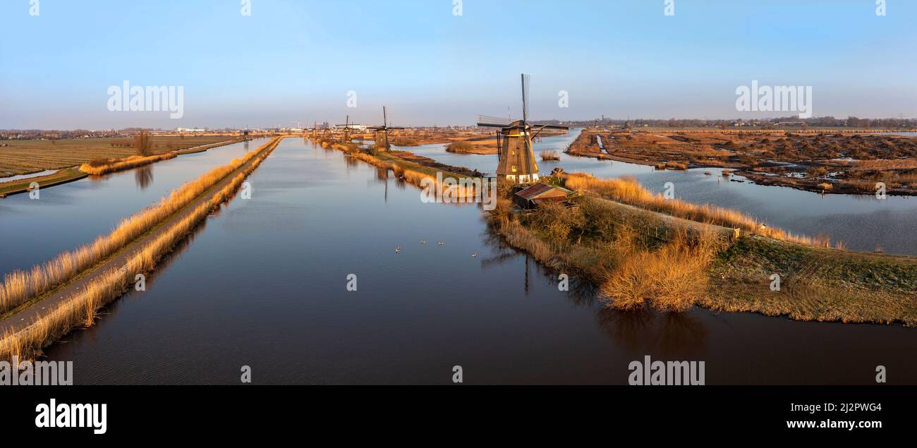 Panoramas aériens des moulins à vent historiques de Kinderdijk, site classé au patrimoine mondial de l'UNESCO, Alblasserdam, Hollande-Méridionale, pays-Bas. Banque D'Images