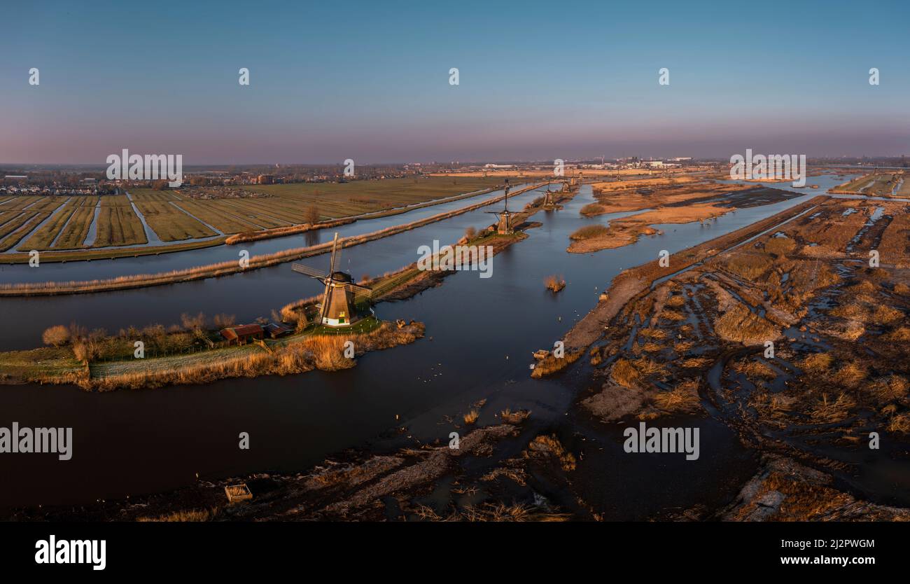 Panoramas aériens des moulins à vent historiques de Kinderdijk, site classé au patrimoine mondial de l'UNESCO, Alblasserdam, Hollande-Méridionale, pays-Bas. Banque D'Images