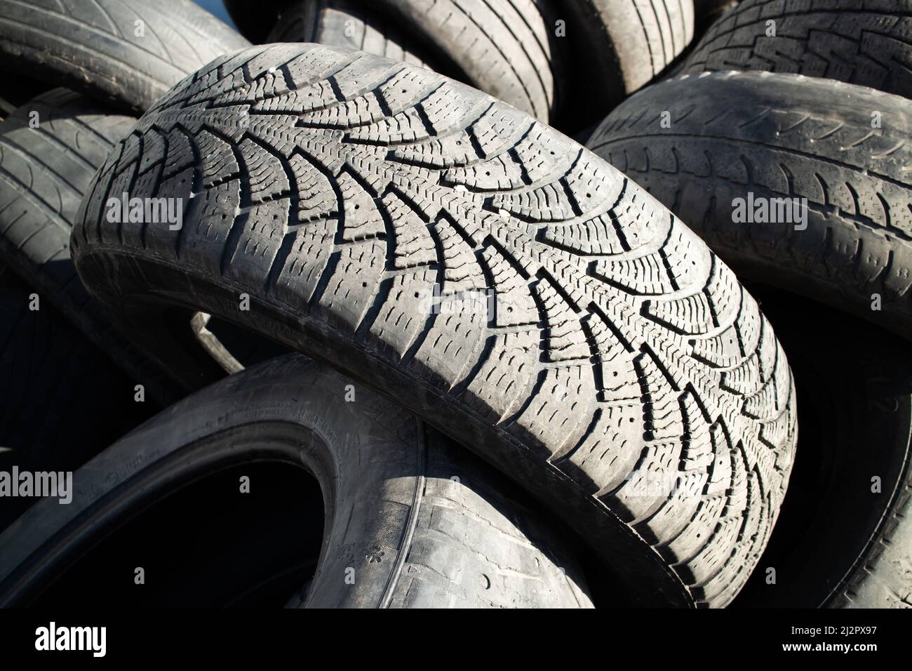 Bande de roulement d'un vieux pneu en gros plan. Banque D'Images