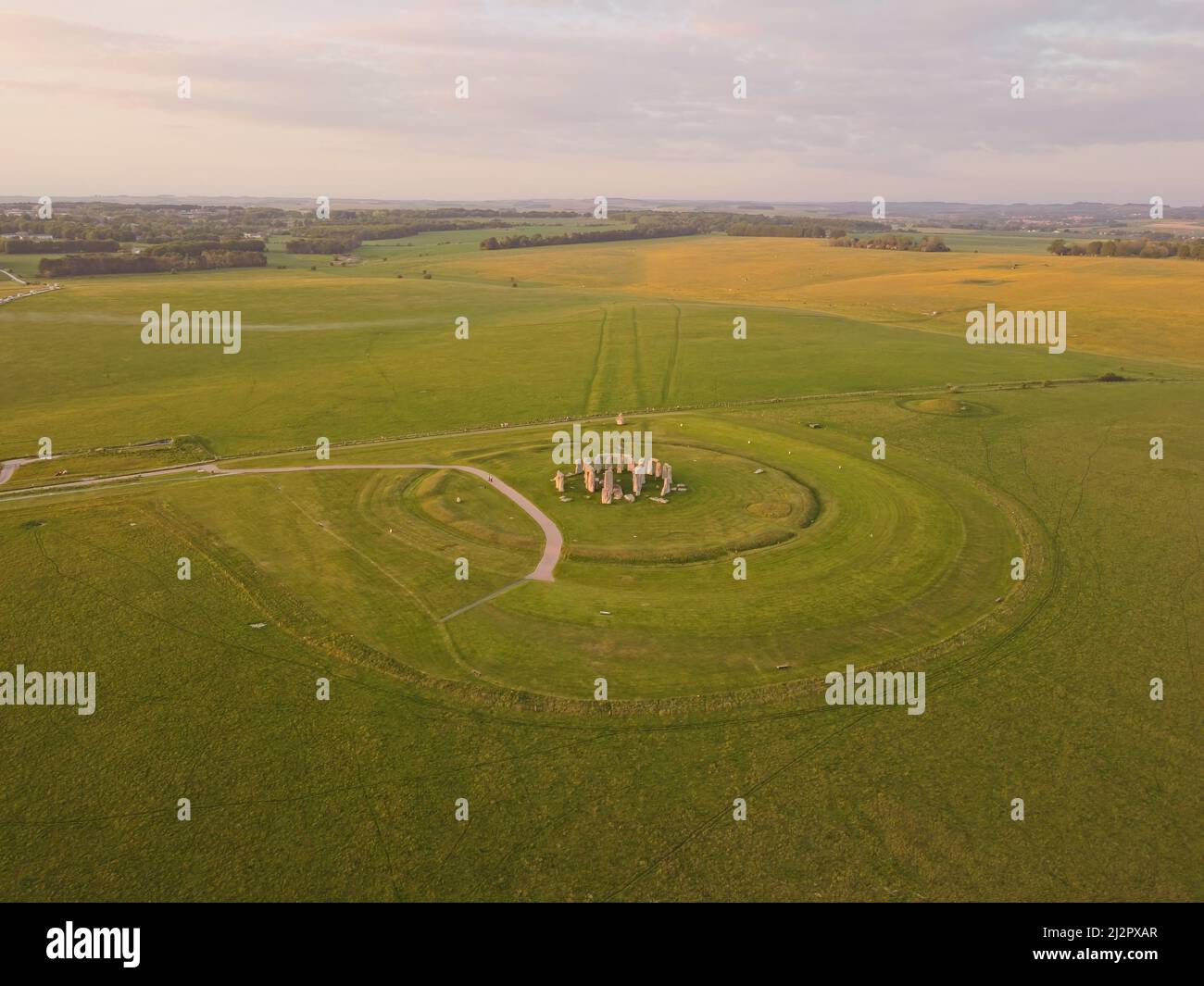 Vue aérienne par drone de Stonehenge, Amesbury, Angleterre, anciens monuments en pierre préhistoriques. Banque D'Images