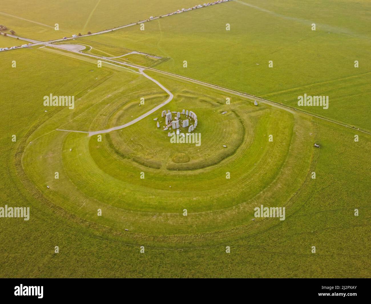 Vue aérienne par drone de Stonehenge, Amesbury, Angleterre, anciens monuments en pierre préhistoriques. Banque D'Images