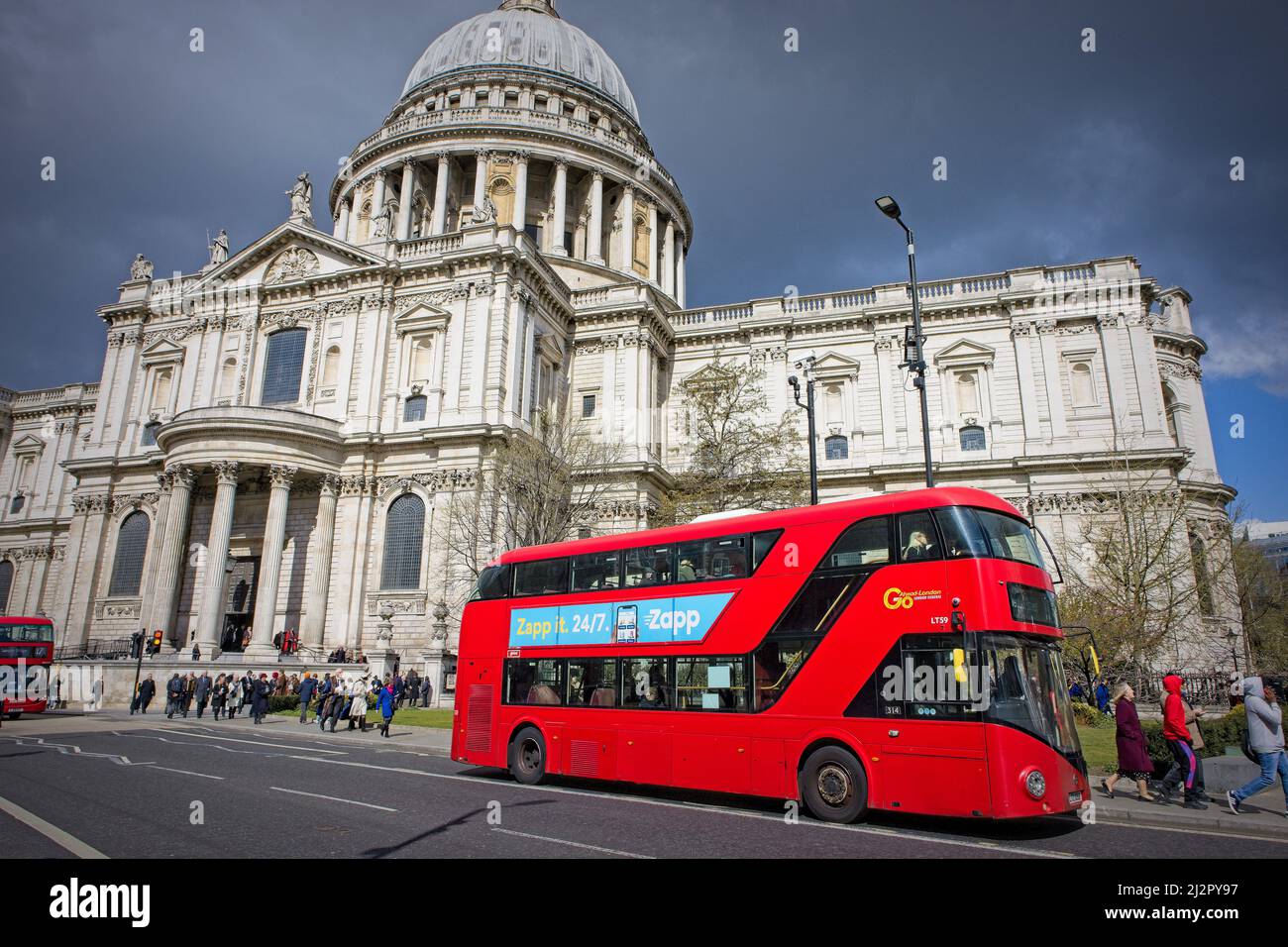 Royaume-Uni, Londres - Nouveau bus Routemaster en face de la cathédrale Saint-Paul Banque D'Images