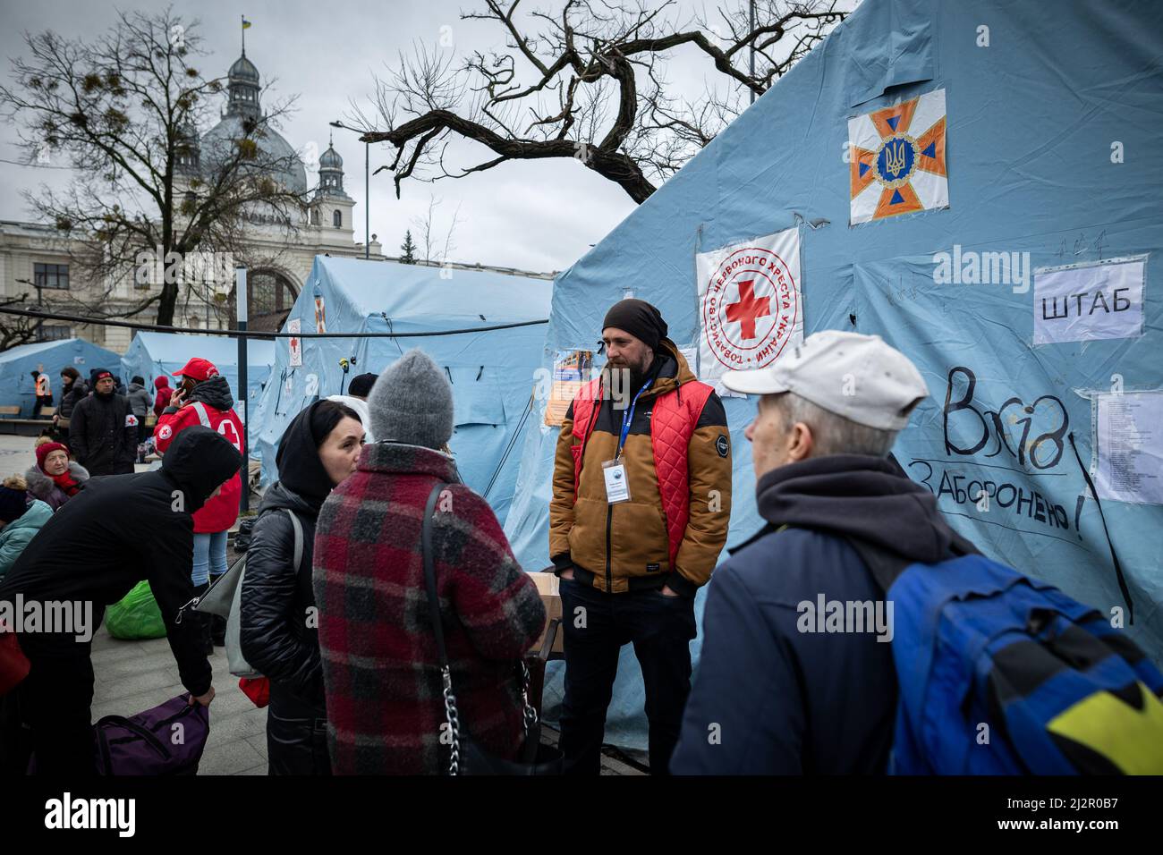 LVIV, UKRAINE - APR 02, 2022: Volontaires dans le camp de tente de la cuisine centrale mondiale et de la Croix-Rouge aidant à nourrir et à aider des milliers de réfugiés à fuir la guerre Banque D'Images