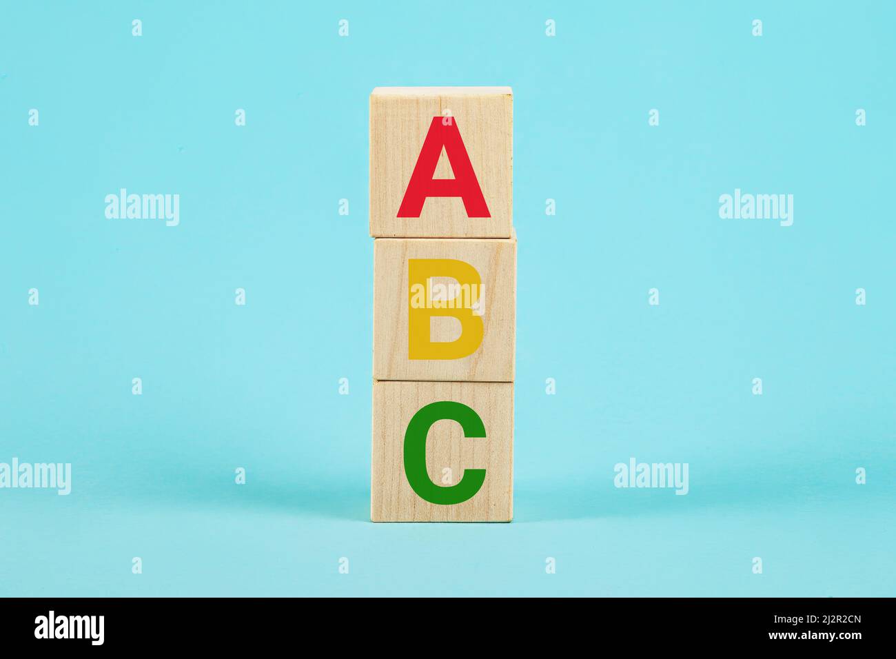 ABC sur des blocs de bois. Lettres ABC alphabet sur blocs de cube en bois en forme de pilier sur fond bleu. Apprendre des langues étrangères. Anglais pour débutants Banque D'Images