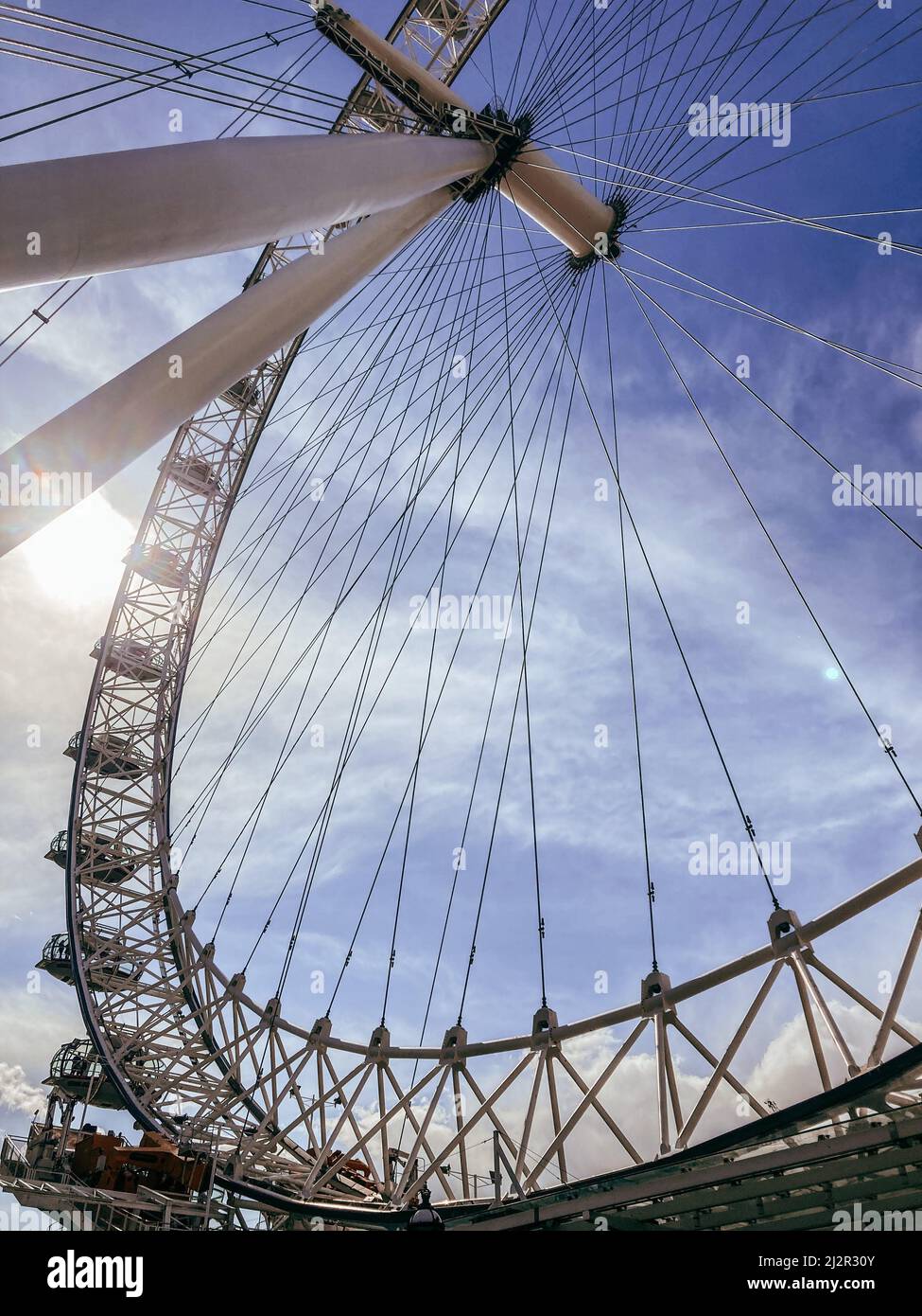 Le London Eye, ou Millennium Wheel, une attraction pour les grandes roues lors d'une journée ensoleillée à Waterloo, Londres Banque D'Images