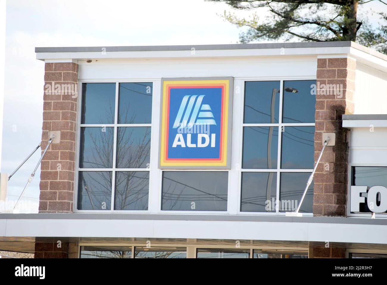 Aldi Food Store-Aldi est une chaîne de supermarchés à prix réduit de premier plan. 20 mars 2022 - North Windham, CT, États-Unis Banque D'Images