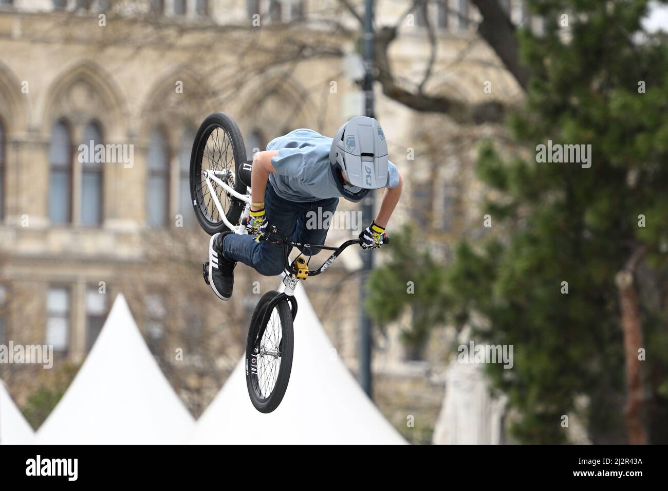 Vienne, Autriche. 3rd avril 2022. Agus Bike Festival 2022 sur la place de l'hôtel de ville de Vienne. La photo montre les School2Rock coureurs de Senad, BMX, âgés de 10-16 ans Banque D'Images