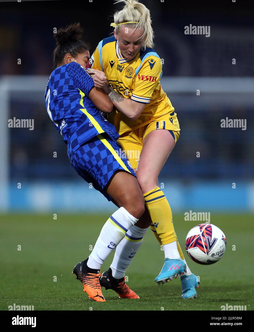 Jess carter de Chelsea (à gauche) et Chloe Peflop de Reading se battent pour le ballon lors du match de la Super League féminine de Barclays FA à Kingsmeadow, Londres. Date de la photo: Dimanche 3 avril 2022. Banque D'Images