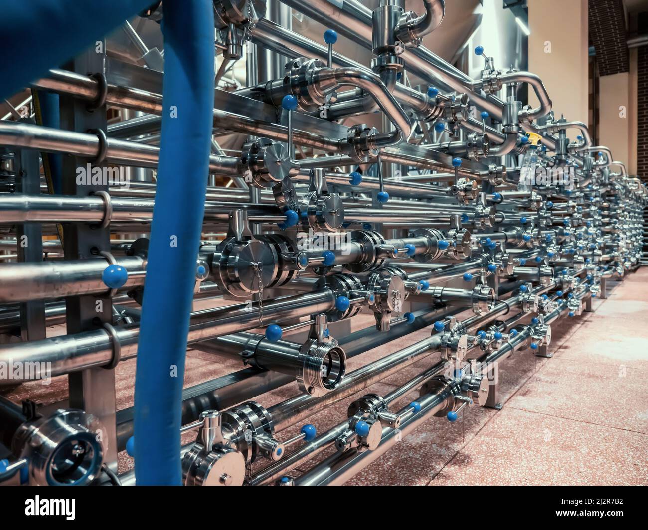 Système de tuyaux en acier dans l'usine de transformation des aliments et des boissons. Pipelines dans l'usine de brasserie. Banque D'Images