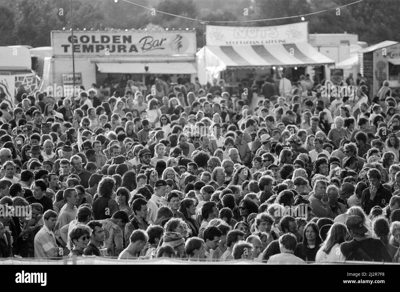 Foules au festival WOMAD à Rivermead à Reading, Berkshire, 18th juillet 1992. Banque D'Images Foules au festival WOMAD à Rivermead à Reading, Berkshire, 18th juillet 1992. Banque D'Images