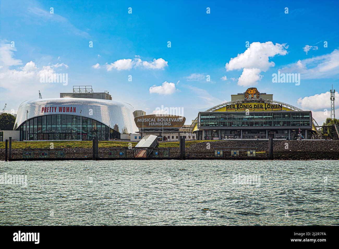 Hambourg, Allemagne-août 08,2021: Le boulevard musical à Hambourg avec les comédies musicales lion roi et jolie femme. Banque D'Images