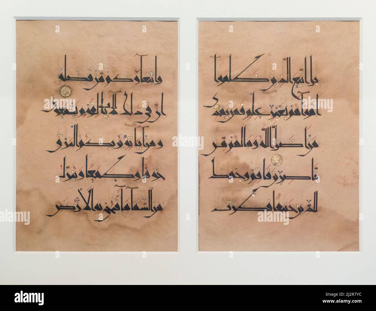 Deux feuilles du Qur'an 950 -1250 exposées au Victoria and Albert Museum, Londres, Angleterre, Royaume-Uni Banque D'Images
