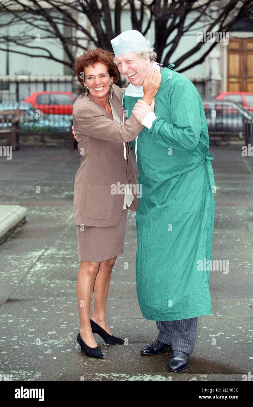 Sue Johnston et Tom Baker assistent à un photocall pour la série ITV 'edics'. 12th mars 1992. Banque D'Images