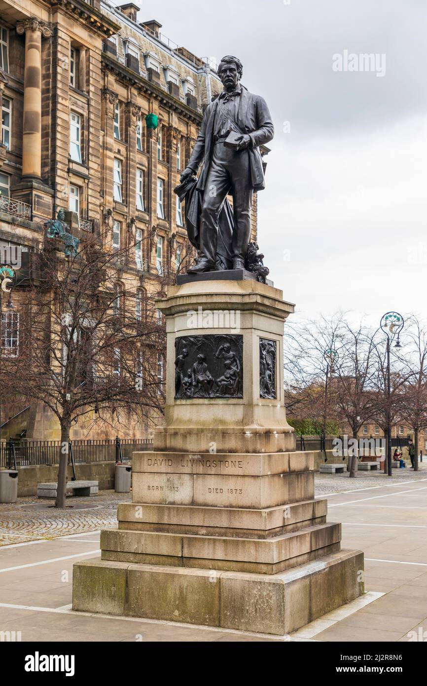 Statue de l'explorateur écossais DAVID LIVINGSTONE érigée à l'extérieur de la cathédrale de Glasgow et de l'infirmerie royale, High Street, Glasgow, Écosse, Royaume-Uni Banque D'Images