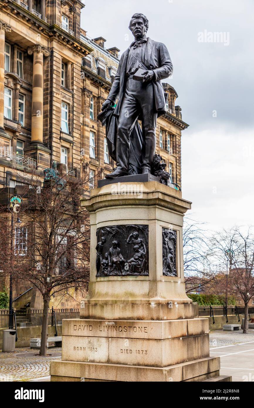 Statue de l'explorateur écossais DAVID LIVINGSTONE érigée à l'extérieur de la cathédrale de Glasgow et de l'infirmerie royale, High Street, Glasgow, Écosse, Royaume-Uni Banque D'Images