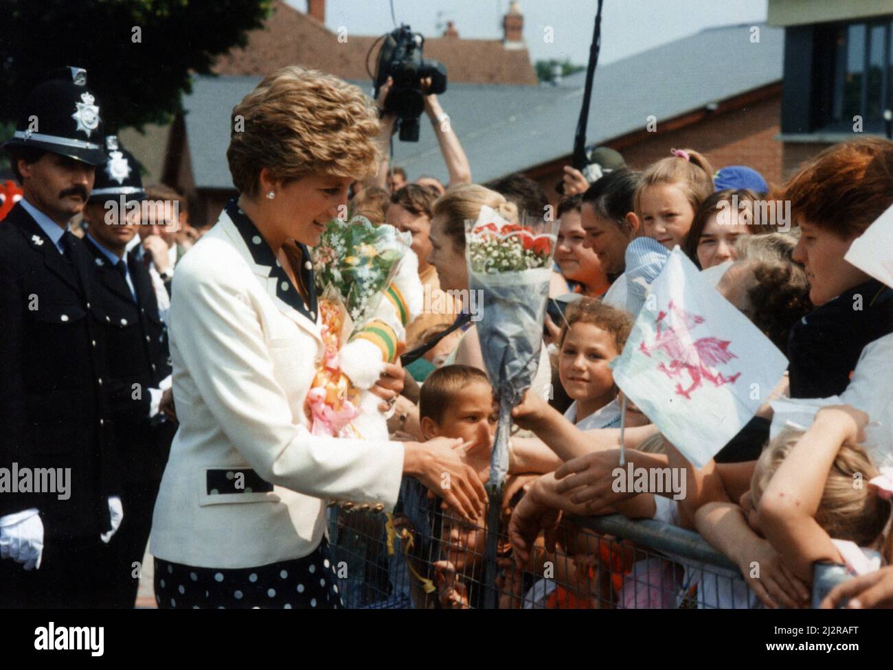 La princesse Diana visite le pays de Galles, le mercredi 30th juin 1993. Notre photo montre ... La princesse Diana rencontre les membres du public, Ty Coch Road, Cardiff. Banque D'Images