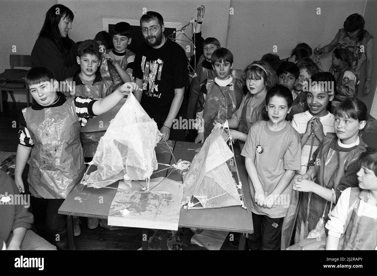 Des jeunes des écoles de Kirklees, photographiés ici pour faire des lanternes, ont pris part à un week-end d'hiver de Wacky. La fin de semaine, à Cliffe House, Shelley, est organisée chaque année par le Kirklees Countryside Service. Il vise à promouvoir la conservation de l'énergie et de l'environnement et a participé à environ 30 enfants âgés de 8 à 11 ans. Le week-end comprenait des ateliers, la fabrication de lanternes, des discussions sur l'environnement et des promenades sur un thème énergétique. 21st mars 1992. Banque D'Images