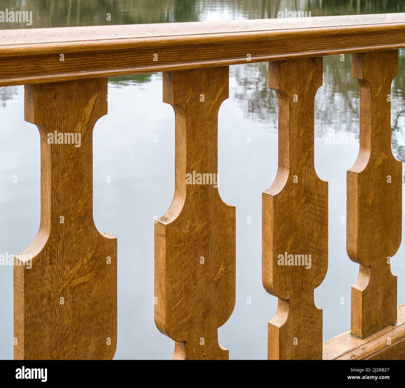 Balustrade en bois d'extérieur peint avec un motif en simili-bois brun (simili-bois / grain de bois ) Banque D'Images