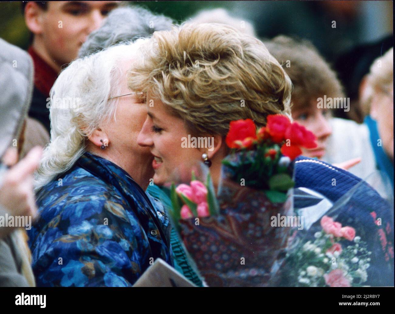 La princesse Diana, S.A.R. la princesse de Galles, salue les adeptes lors de sa visite dans le nord-est des Anglais. La princesse a visité l'organisme de bienfaisance Turning point à Whitley Bay et Interconnection Systems. Ici la princesse reçoit des fleurs, un câlin et une carte de Teresa Moïse ce jour aussi, le 9th décembre 1992, la princesse Diana et les princes Charles ont annoncé leur séparation. Photo prise le 9th décembre 1992 Banque D'Images