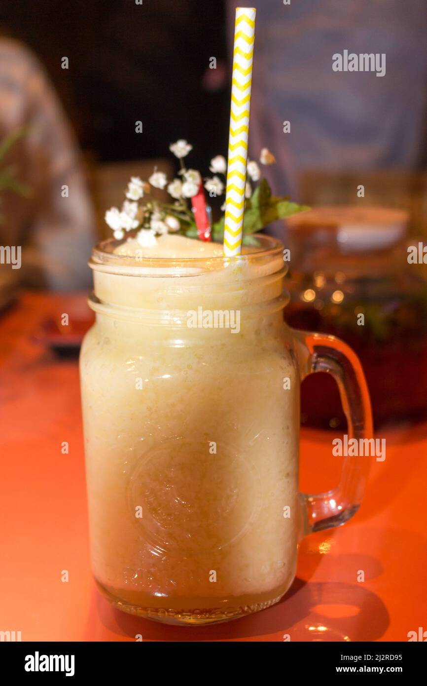 Petit déjeuner sain. Smoothie à la banane et aux amandes avec flocons de cannelle et d'avoine et lait de coco dans des pots en verre Banque D'Images
