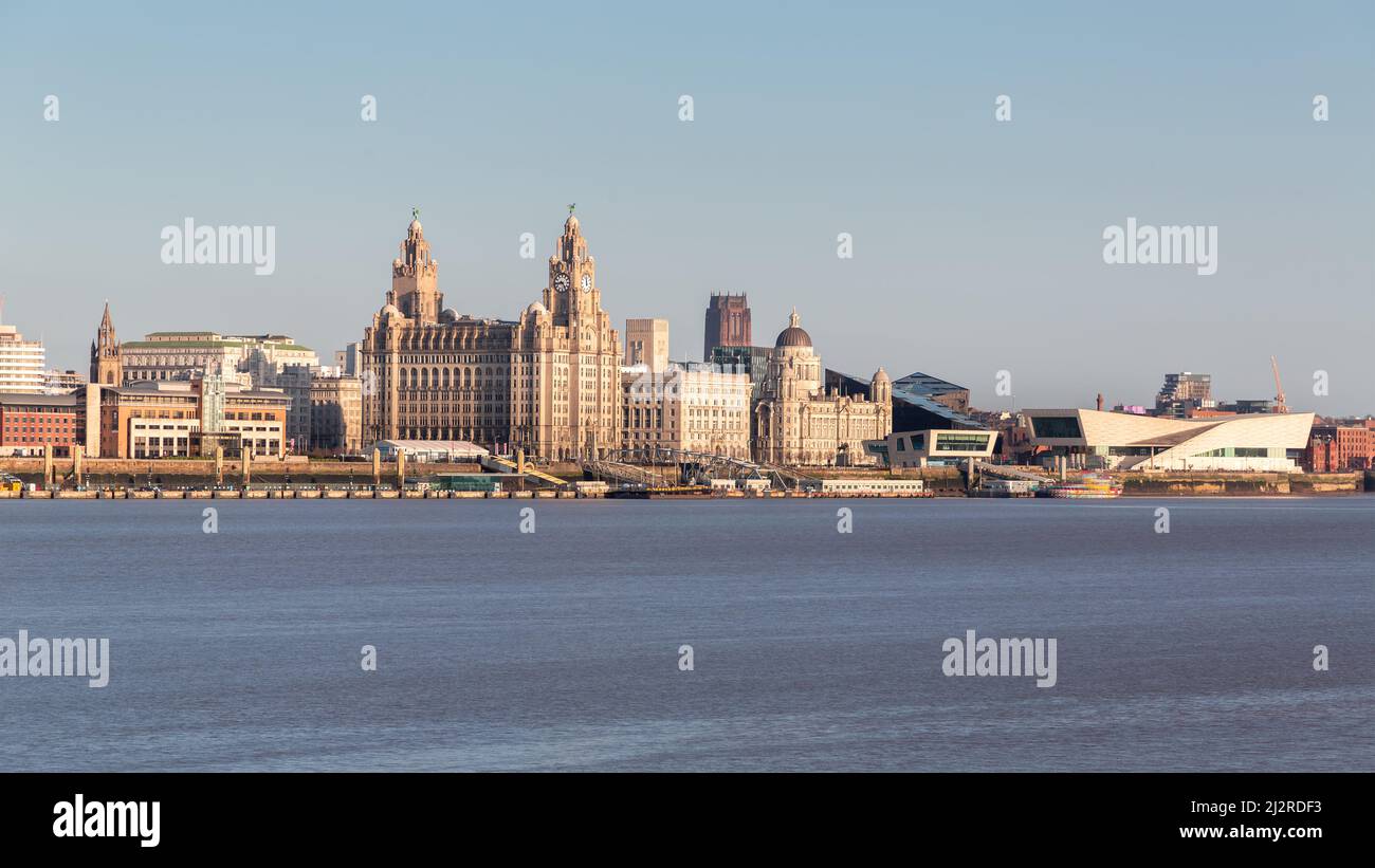 Liverpool, Royaume-Uni : bâtiments au bord de l'eau surplombant la rivière Mersey, dont le bâtiment Royal Liver, la cathédrale anglicane et le musée. Banque D'Images