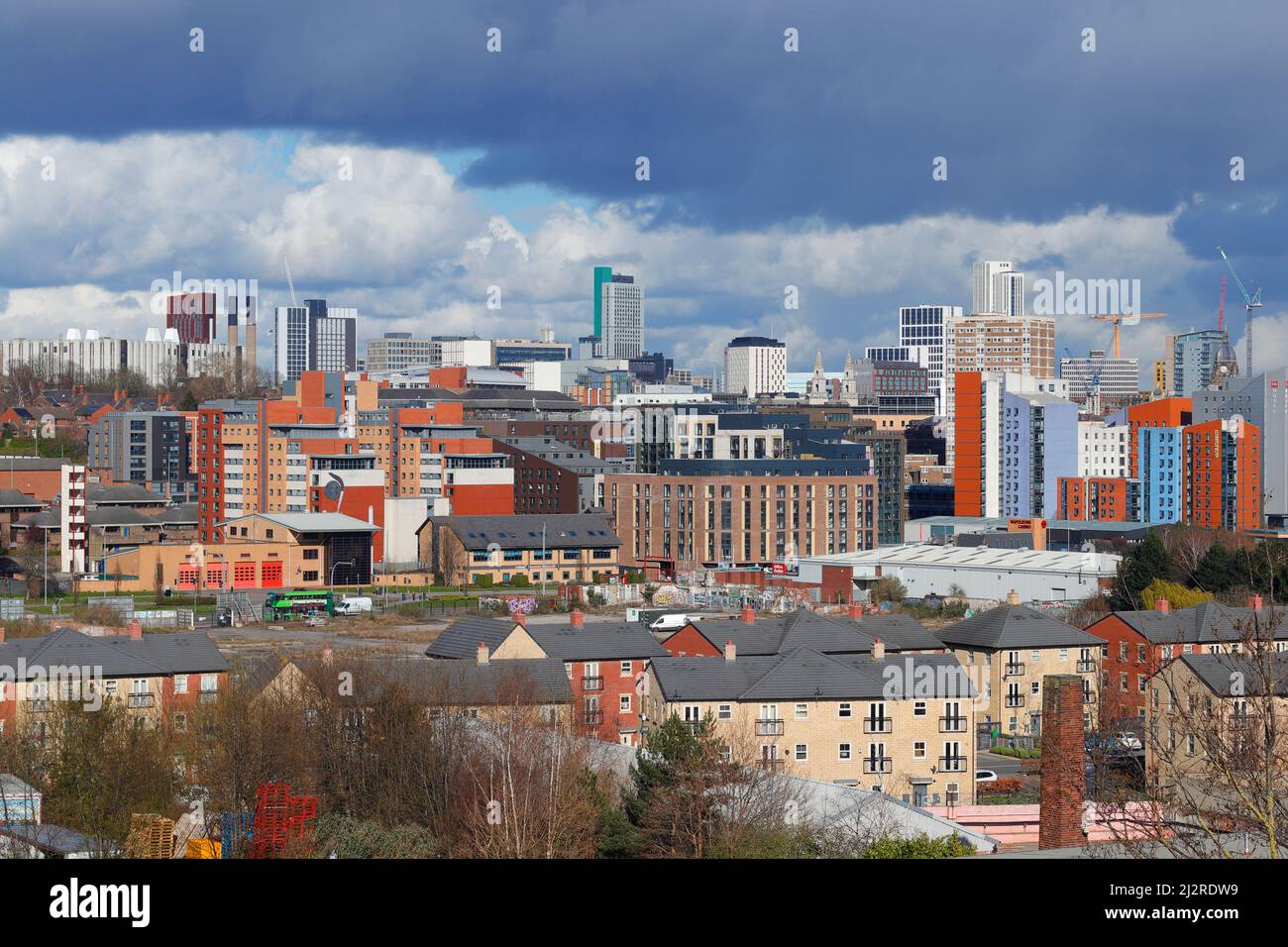 Vue sur les gratte-ciel de Leeds prise en avril 2022 montrant le plus haut bâtiment du Yorkshire, « Altus House » Banque D'Images