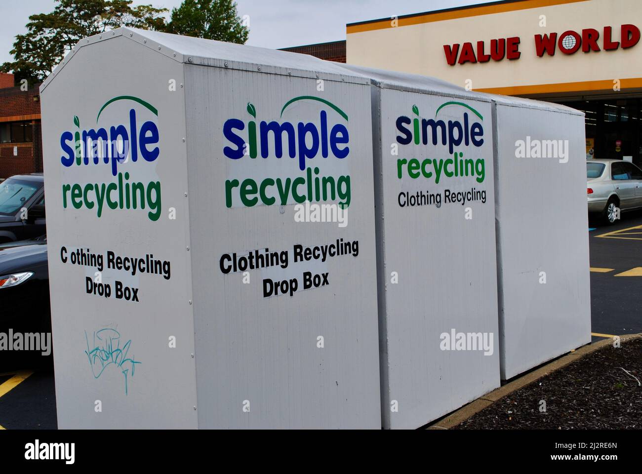 Boîtes de dépôt pour le recyclage des vêtements à Lakewood, Ohio Banque D'Images