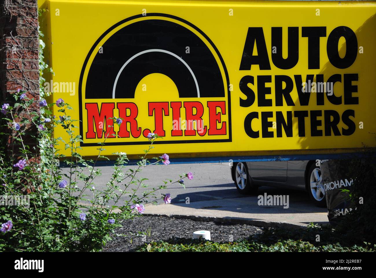 Les centres de service automobiles de M. tire signent à Lakewood, Ohio Banque D'Images