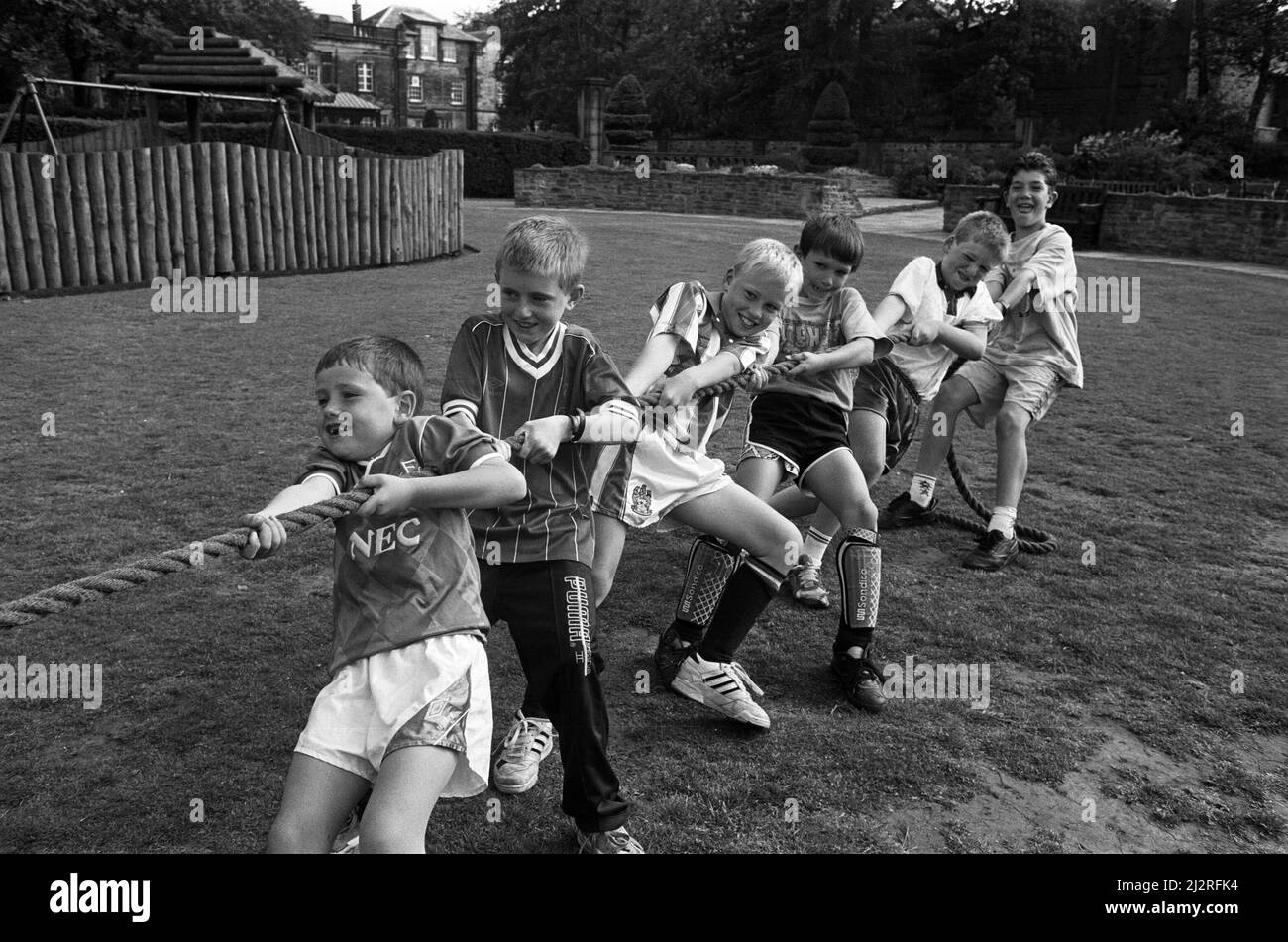 Sur les cordes... ces petits sont en formation pour une compétition de remorqueurs de guerre au Meltham Gala. Les jeunes - du paquet du vendredi des 5th Cubs de la vallée de l'Holme (Meltham) - sont (de gauche): Christopher Berry, Dean Sykes, Richard Berry, Martin Loyd, Sam Philpot et David Chitty. La semaine de gala commence le 27 juin et aura lieu le dimanche 5 juillet à Meltham Hall Park. Il y aura une parade - avec des flotteurs - de Broadlands au parc. Le gala présentera des manèges, des stands de charité, une compétition de transport de charbon, le Cubs tug-of-war, Meltham et Meltham Mills Band et des majorettes. G Banque D'Images