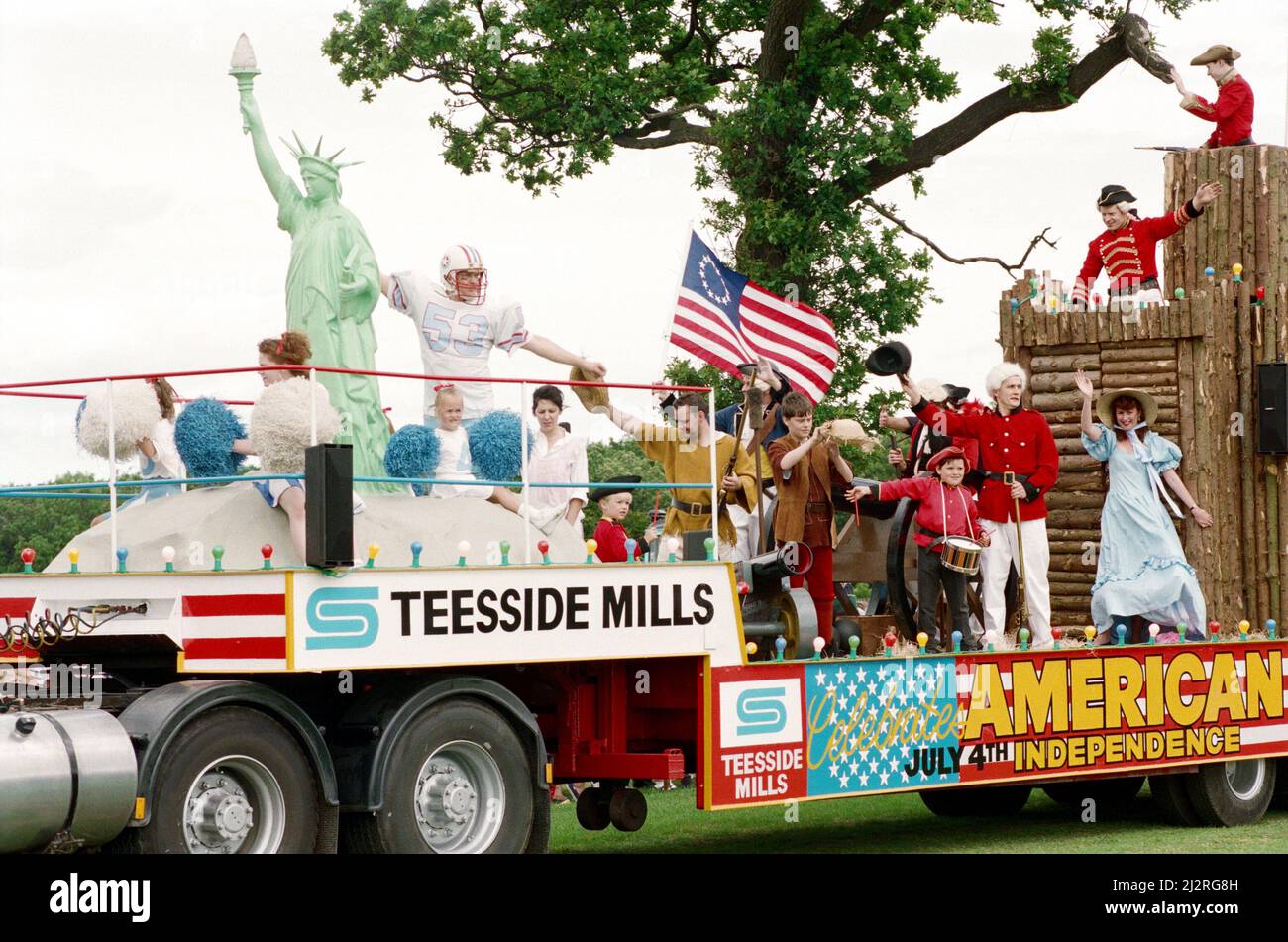 Le Gala de l'acier britannique, Teesside. Un des flotteurs au Gala avec des adultes et des enfants vêtus de costumes. 4th juillet 1993. Banque D'Images