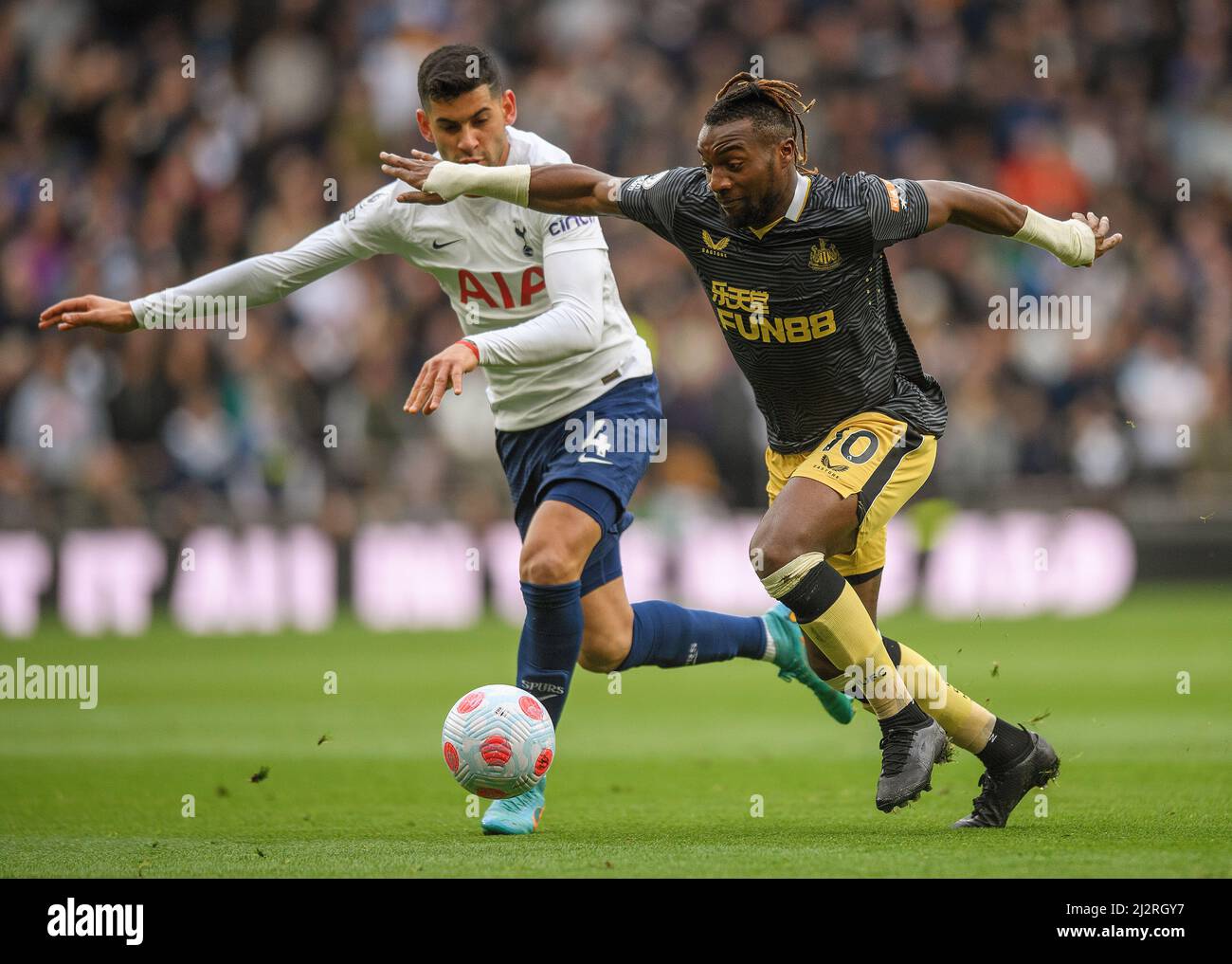 Londres, Royaume-Uni. 03rd avril 2022. 03 avril 2022 - Tottenham Hotspur v Newcastle United - Premier League - Tottenham Hotspur Stadium Alain Saint-Maximin prend Cristian Romero crédit photo : Credit: Mark pain/Alay Live News Banque D'Images