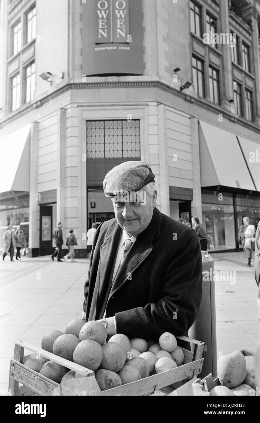 Owen Owen Department Store, Liverpool, le 19th mars 1993. Harry Johnson, vendeur fruit & Veg, son personnel familial est basé à l'extérieur du magasin depuis soixante ans. Banque D'Images