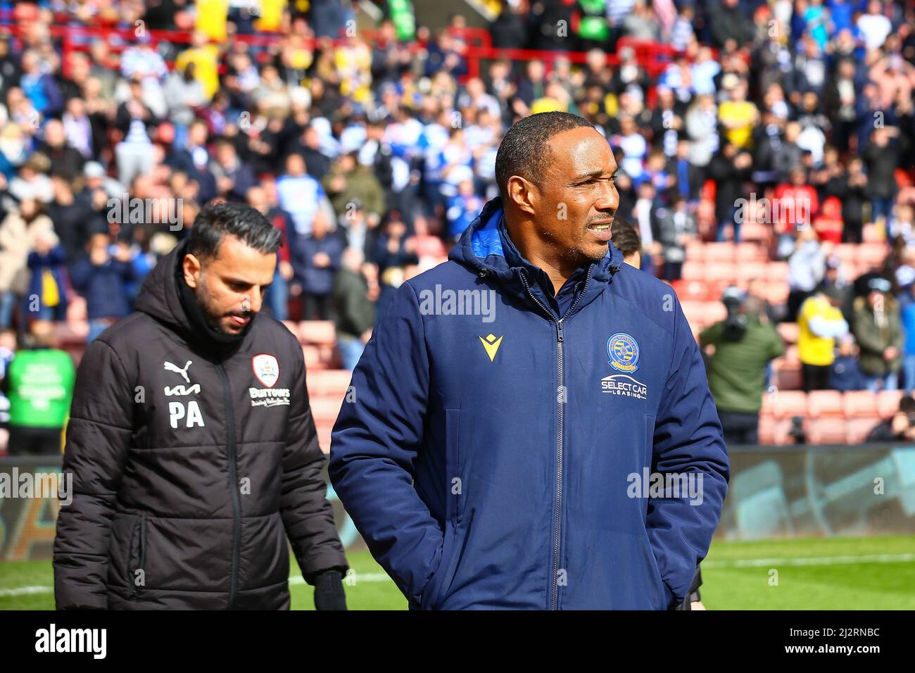 Oakwell, Barnsley, Angleterre - 2nd avril 2022 Reading Manager Paul Ince suivi de Poya Asbaghi Manager de Barnsley - Barnsley v Reading Banque D'Images