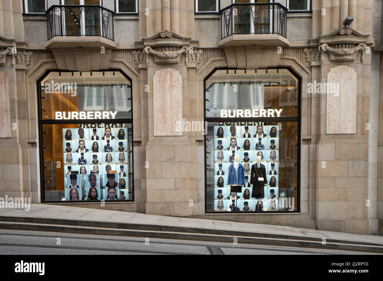 Porto, Portugal. Mars 2022. Vue extérieure de la boutique de luxe de la marque  Burberry dans le centre-ville Photo Stock - Alamy